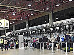 さてさて、ブラジルからの出発は、

古くて・ボロくて・狭くて・店が少なくてetcetcetc兎も角、悪評高いサンパウロの空の玄関「グァルーリョス国際空港」。

でも新ターミナル（第三）が漸くオープン（2014年5月11日）しました。

ただその新ターミナルも未だ工事が続いており、運営はまだグチャグチャなんです。

何アメリカン航空（AA）は、昔からある第二ターミナル内にてチェックイン後、第三ターミナルに歩いて移動する必要がございます....。

な........なんで....？！



写真：ぐちゃぐちゃボロボロの旧ターミナル