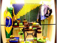 その途中にお店がチラホラ......

ワイシャツやらネクタイやら、即効ビジネスマンのできあがり。普段ビジネスウェアを身に纏うことがないブラジル人には、このようなお店がたいそう便利なんでしょうね。