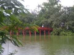 早朝ホアンキエム湖周辺を散策