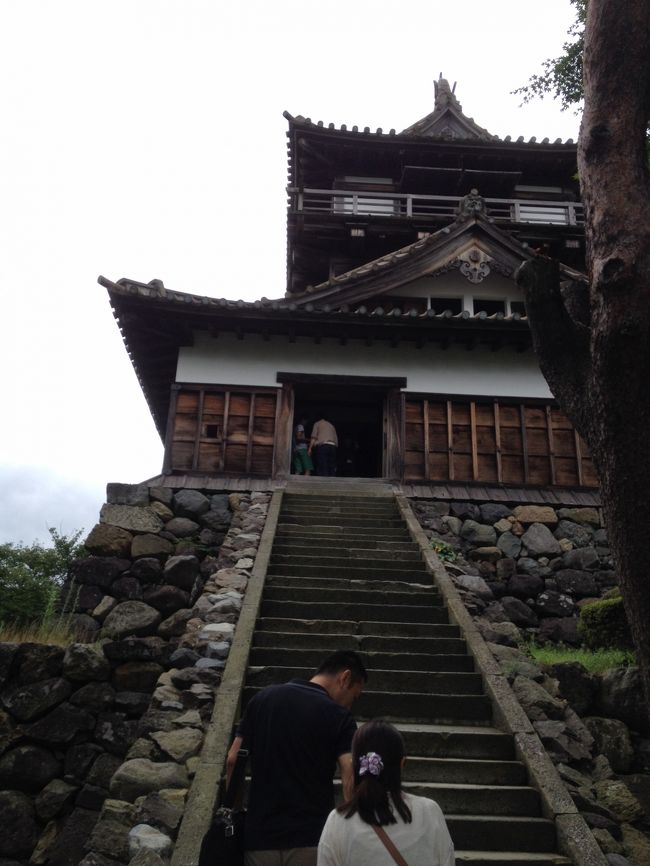 現存のために手摺なしの急階段を上ります。