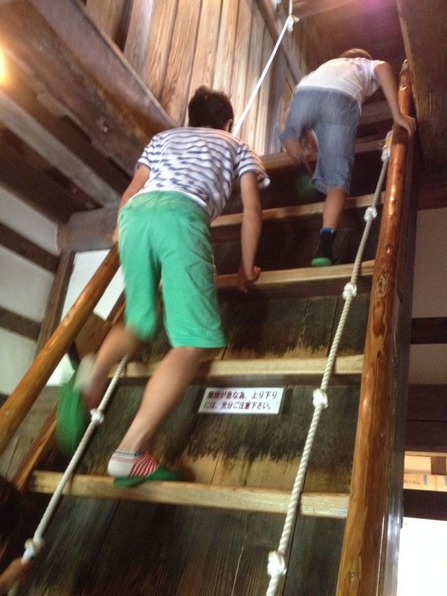 城内も膝が当たる程の急階段です。