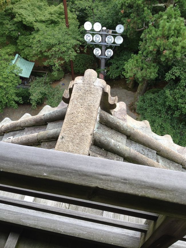 同じく国宝の愛知県の犬山城の瓦は焼き物に成っていますが、丸岡城は石を加工しているようです。