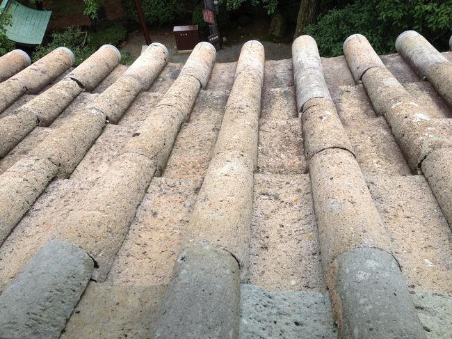 この瓦も石を加工した石工さんの仕事でしょう。