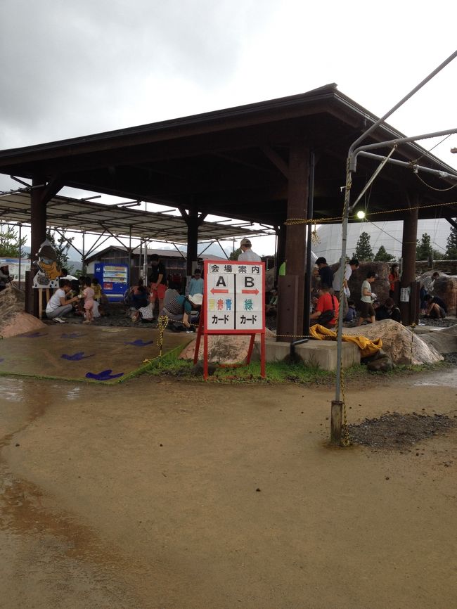 本来化石が度々発見されている所から運んできた砕石をタガネとハンマー使って割って探します。