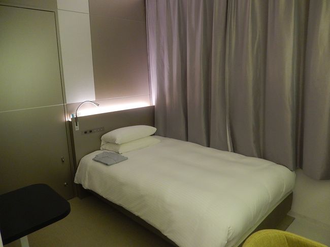 チェックインして部屋に入る