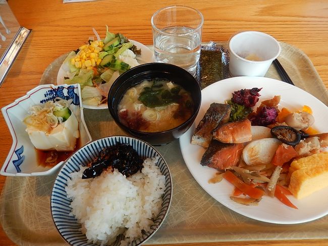 昨晩はサンドイッチしか食べれなかったことと搭乗機での昼食迄の間時間があるのでしっかりと食べる<br />