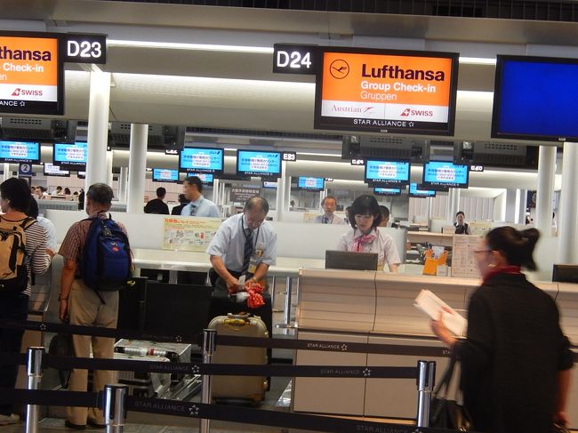 午前7時半にチェックインする。<br />残念ながら、座席は間の席であった。