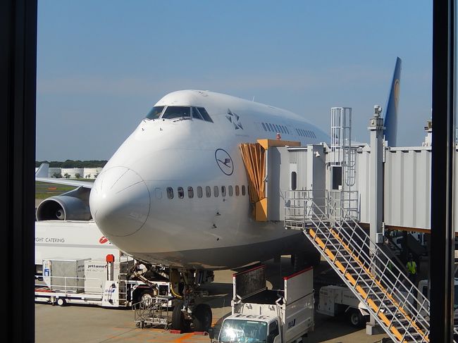 搭乗機　LH711便はジャンボジェット　747-400であつた。
