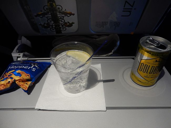 搭乗後1時間半後にウェルカムドリンクとしてジントニックを頼む