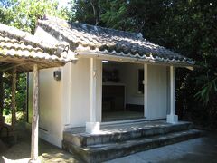 “久高殿”
ここで大量のやぶ蚊に襲われる！！
神聖な場所で殺生しちゃったよ・・・