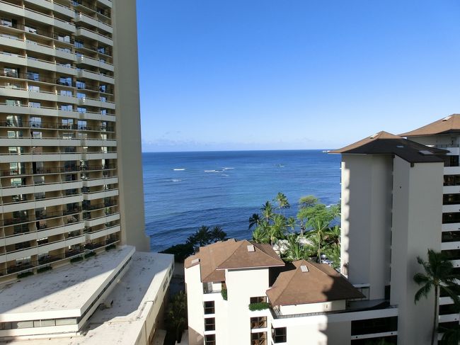 　７時に起床。<br /><br />　ハワイらしいカラッとした天気です。<br /><br />　今回は、ハリケーンの影響か、毎日が蒸し暑い日が続いて<br />いました。<br />　ハワイに住んでいる人も、蒸し暑い日が続いてるよ、って。<br /><br />　カラッとした暑さと時折り吹く風が心地よいハワイが好き<br />なんですが･･･。