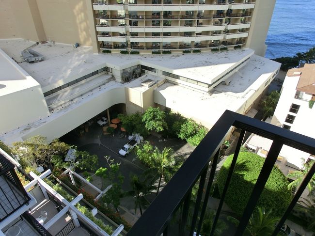 　ホテルのラナイからシェラトンの下のほうを撮って<br />みました。<br /><br />　毎日、早朝からここを出入りするトラックの音が<br />聞こえてきます。<br /><br />　朝食は、軽くバナナとコーヒーで。