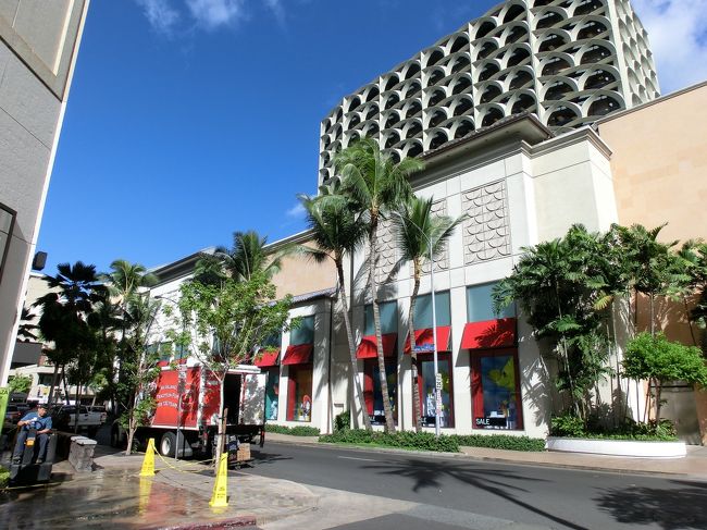 　９時です。ＤＦＳの横で、アウラニディズニーリゾート<br />行きのシャトルバスツアーの待ち合わせです。<br />　私たちのほかに、家族連れなど、４組が待っていました。<br /><br />　ですが･･･時間を過ぎても来ません･･･来ません･･･来ません。<br /><br />　9時20分過ぎに、「ちょっと待ってて。車の用意が･･･」と<br />また、待たされて、9時30分過ぎにようやく出発です。<br /><br />　10時に、アウラニのホテルのAMAAMA（レストラン）を予約して<br />いるんですが〜〜<br />　「わかりました、時間ずらしてもらいます。」と移動中に<br />電話してもらいました。