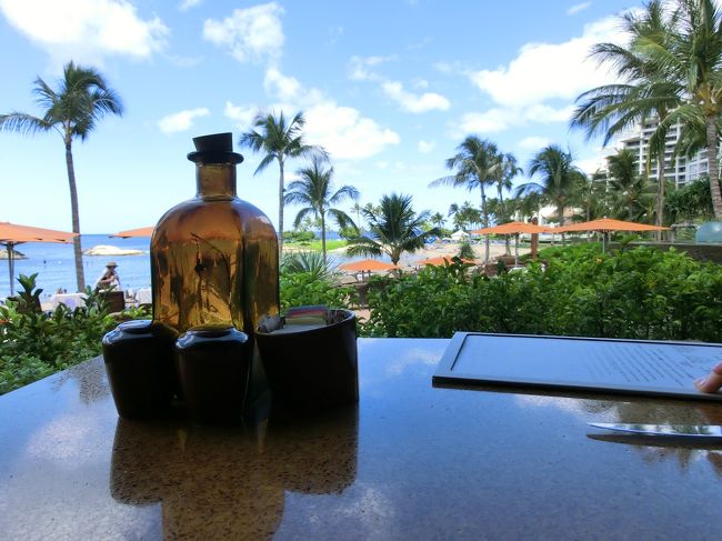 　テーブル越しにビーチが広がっています。