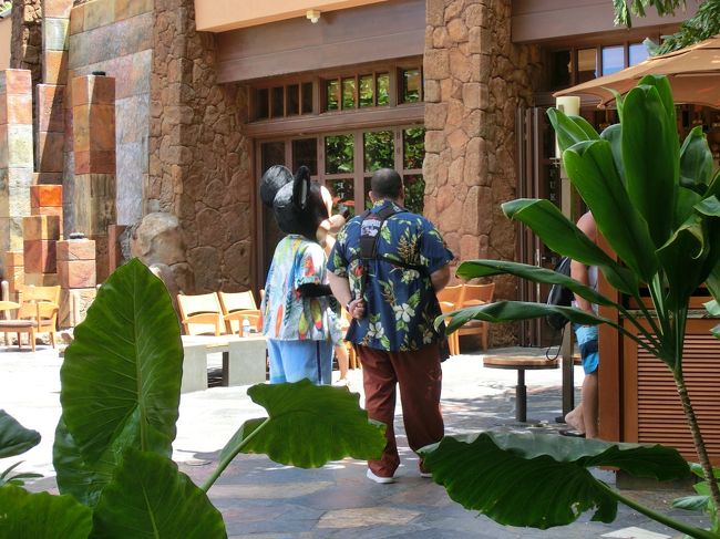 　ミッキーの後ろ姿。<br /><br />　今回は、一緒に写真は撮れませんでした。<br /><br />　時間まで、ホテル内のショップで買い物をして<br />過ごしました。