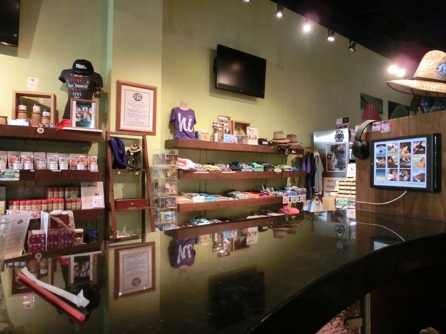 　アサイーボウルが有名なんですが、なぜかいつも<br />スムージーになってしまいます。<br /><br />　その後は、アラモアナセンターの２階と３階をグルッ<br />と散策しました。