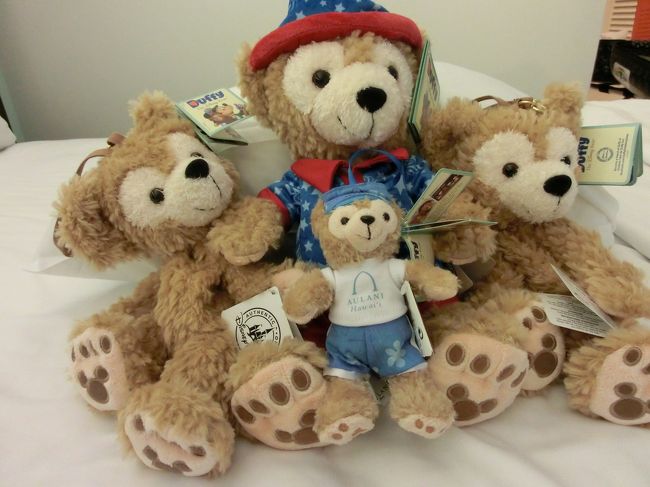 　ホテルのショップで、アウラニダッフィーを見つけて<br />連れて帰ってきました。<br /><br />　それと、日本では品切れ続出のアナ雪のグッズもあり<br />ました。