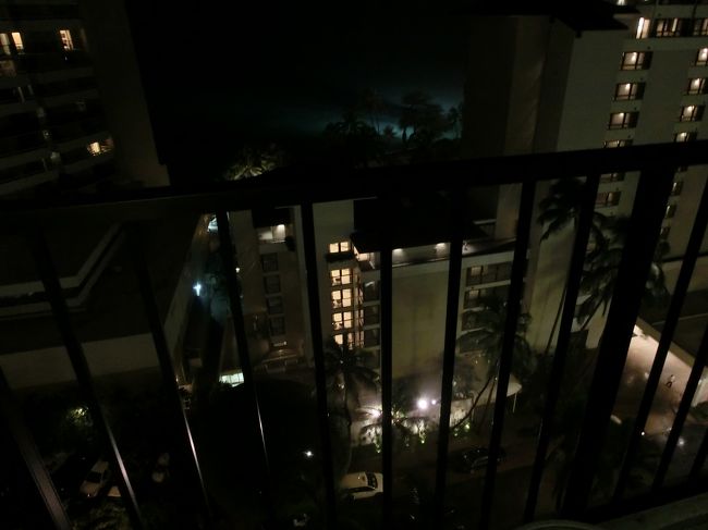 　疲れが溜まってきたのか、あまりお腹がすいていないのか、<br />結局、コココーブのサラダとアイランドヴィンテージコーヒー<br />のクロワッサンを買ってきて、ホテルで済ませました。<br /><br />　そして、夜には、ハリケーンの影響で雷と激しい雨が･･･。<br />すごいどしゃ降りで「キャー」と叫びながら走って行く人の<br />声も。<br /><br />　遅くまで、ショッピングをしていたら、びしょ濡れになって<br />たかと。びしょ濡れ、どころの雨ではなく、とても激しい雨で<br />す。<br /><br />　明日の天候を気にしつつ、就寝です。