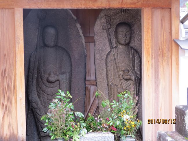 「見返り地蔵」<br /><br />墓地入り口右側にあります<br /><br />別名「朝日地蔵」と呼ばれる石仏<br /><br />東大寺・五劫院とも特別関係深い京都・永観堂に「見返り阿弥陀」<br />がおまつりされていることは興味深い<br />　　　　　　　　　　　　　　　　（パンフより）