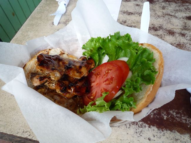 ＢＢＱポークをオーダーしたら売り切れとのことでチキンにしたのだけど、時間はまだ11時半近くだったかな、開店時間って確か11時でしたよね？それなのに売り切れなのかぁ・・・(･∀･；)