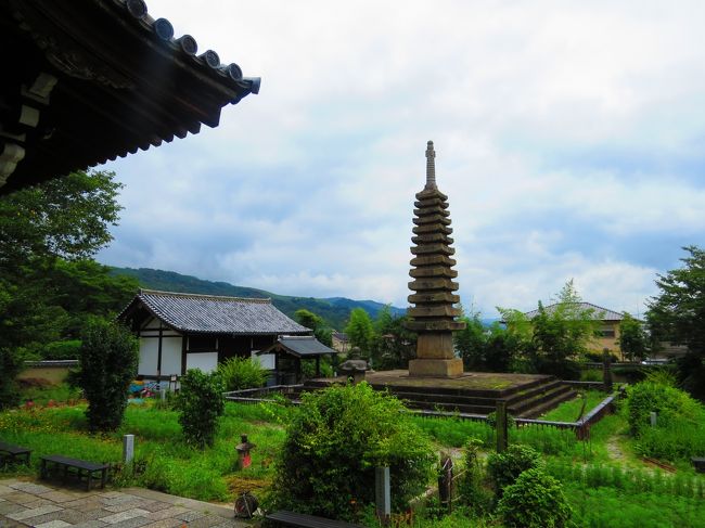 十三石宝塔と経蔵<br /><br />十三石宝塔（重要文化財）鎌倉時代<br />経蔵　（重要文化財）　鎌倉時代<br />卒塔婆は仏舎利をまつる主要伽藍<br />宋人伊行末の代表作<br /><br />日本最大の石塔で後世の十三石塔の模範となる