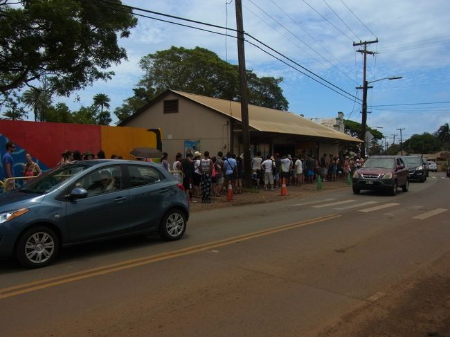 やっぱり混んでるね〜。私たちが並んだときにはここまで列長くなかったけどお昼すぎてどんどん混んできました。