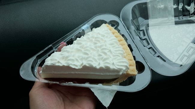 このとき大雨でした( ノω-、）なので車の中でパイをいただくが(>∀<人)オイシー！！雨で気分どんよりでしたが↑↑になってきた