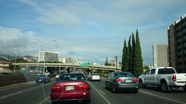 ホノルルに戻ります。天気も回復してきて虹を見れました。旅行中見たのはこの<br />1回だけ。