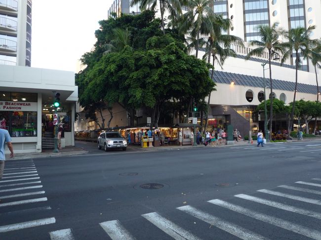 疲れた言ってる旦那を部屋に残し、娘と夕飯買い出し。インターナショナルマーケットプレイスにあった屋台がこの道に移動したのかしら？