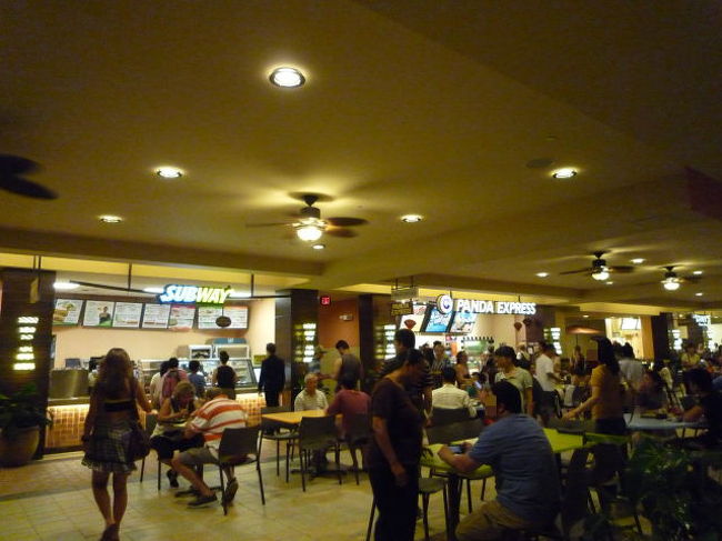 ロイヤルハワイアンのフードコートに寄ってみる