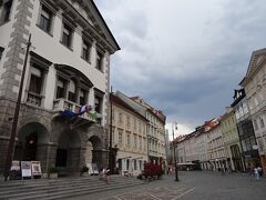 　三本橋を渡ると旧市街地です。真っ直ぐ進むと市庁舎に行きつきます。ヨーロッパの役所の建物は、どこも歴史を感じさせるものが多いと思います。