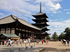 見えてきたのは興福寺の五重塔、本日も外国の観光客で賑わっています。