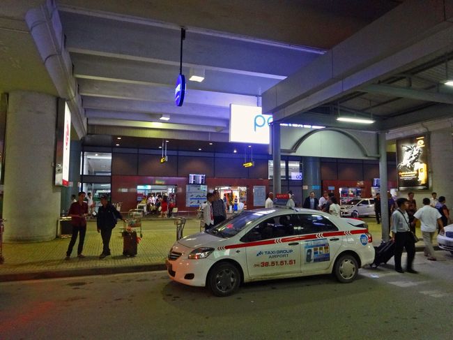 ノイバイ国際空港にほぼ定刻に到着。<br />夜遅かった事もあり、タクシーでトラブルのがいやだったから、事前にホテルのお迎えをお願いしていました。<br />18＄、良心的な値段で、タクシー利用とほとんど変わりません。<br />無地迎えの方とも合流、ホテルに向かいます。