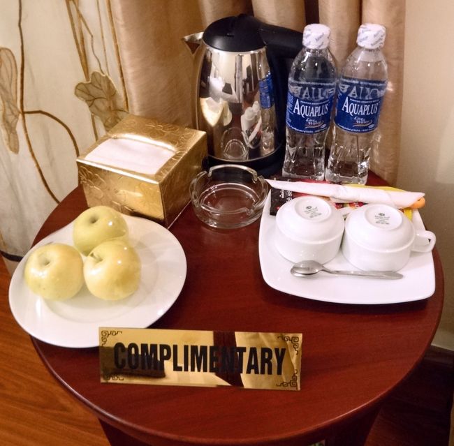 果物、お水、コーヒーマシーンもあります。