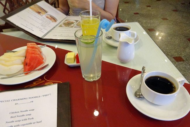 まずは、飲み物とジュース、フルーツの盛り合わせ。