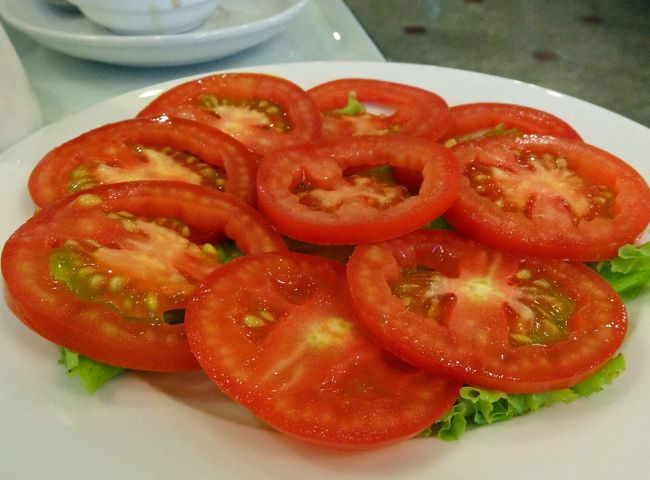 サラダは、トマト。