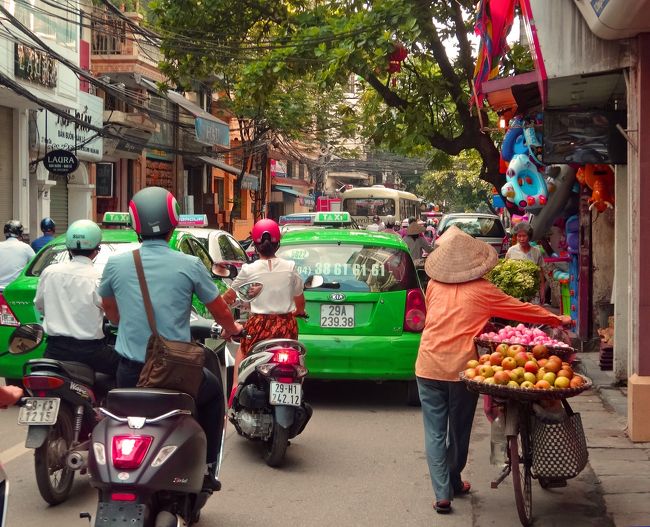 相変わらず、バイクが多く、活気があります。<br />南下して、ホアンキエム湖を目指します。