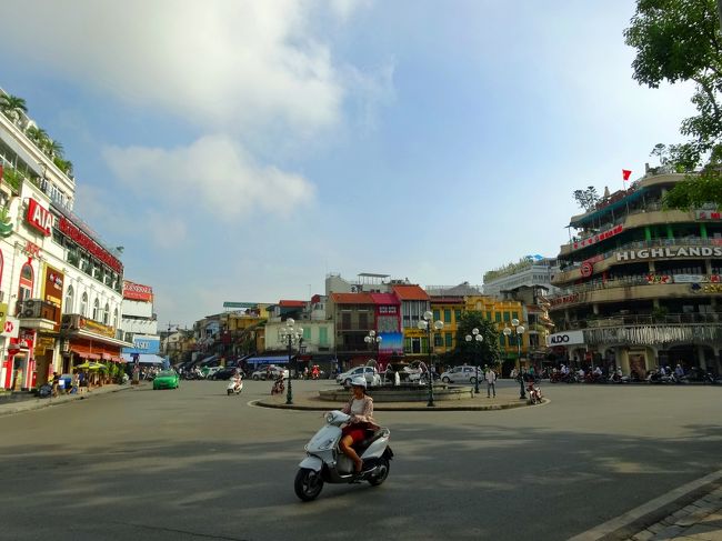 歩くこと、１０分強。<br />ホアンキエム湖が見えていました。