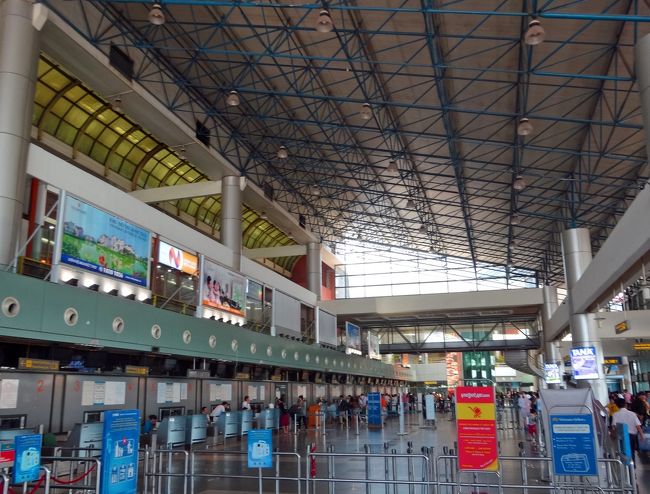 ホテルに戻り、タクシーを呼んでもらい、空港へ。