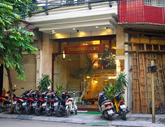 ダナン行の飛行機が11：20発で、少しだけ時間があるので、ハノイ旧市街を散策します。<br />ホテルを出発。