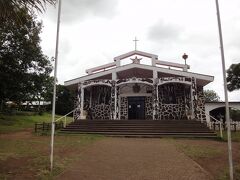 港からの通り(Av. Te Pito o Te Henua)を登った
ハンガ・ロア教会（Iglesia Hanga Roa）へ