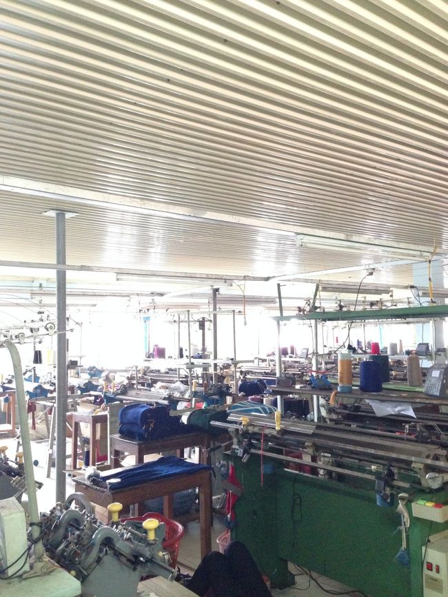 夜までは時間があるので取引先にアテンドしてもらって近くのニット工場へ。今時この機械で量産分を作っています。10年前も中国はそうだったというのに‥ベトナムもどんどん変わるんだろうな<br />民族刺繍とニットのドッキングものを作りたいと話したら、引き受けて貰える事に！やったー