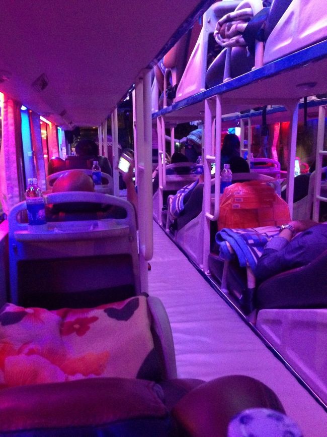 中はキレイでフルフラットに近く、恐れていた冷房も弱めで快適！<br />途中で寄ったローカル食堂でフォーを怯えながら食べる。そしてトイレが恐怖すぎてバスに戻ってもしばらく震えるほど！しかも快適バスにトイレがついていた