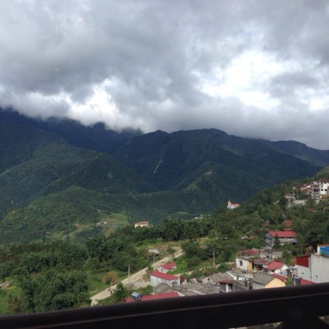 朝6時サパに到着。<br />バスなのでラオカイで乗り換えなくていいので楽<br /><br />涼しい‥やや寒いくらい<br />早くも民族衣装を着た子らが群がってきた