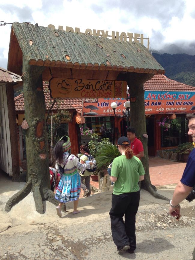 村は入場券を買って入る