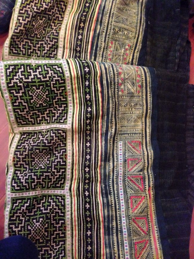 サイズにもよるが4〜20ドルくらい<br />いちいち値切らないとふっかけらる為交渉するのだが<br />このペースでは目標枚数買うのに時間が足りない！<br />そして観光が出来ない(T . T)