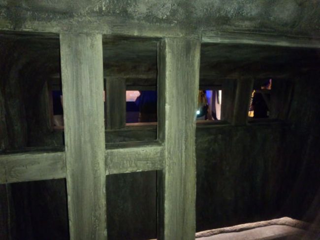 大河ドラマ館の中に入ると撮影禁止との事！！<br />なんだかガッカリ・・・。<br /><br />2ｹ所だけ撮影できた１つが、この土牢。<br />えっー？なんでこの土牢が撮影OK？<br /><br />撮影するほどでも無いですが、仕方なく取ります・・・もう一つは撮影しませんでした(T_T)<br /><br />見る所少ないので、もう出口に来てしまいました。<br />