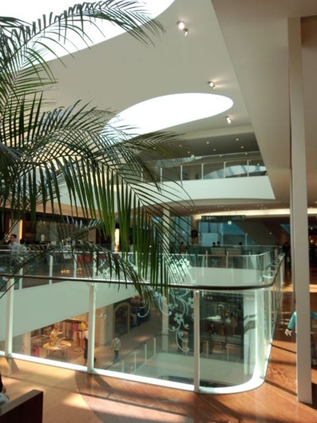 ここは何度か来た、西宮阪急のレストランフロア。<br />今日は何を食べようか？考え中。<br /><br />阪急百貨店やスーパーなどが入ったショッピングモールなので、色んなお店があって楽しいです。