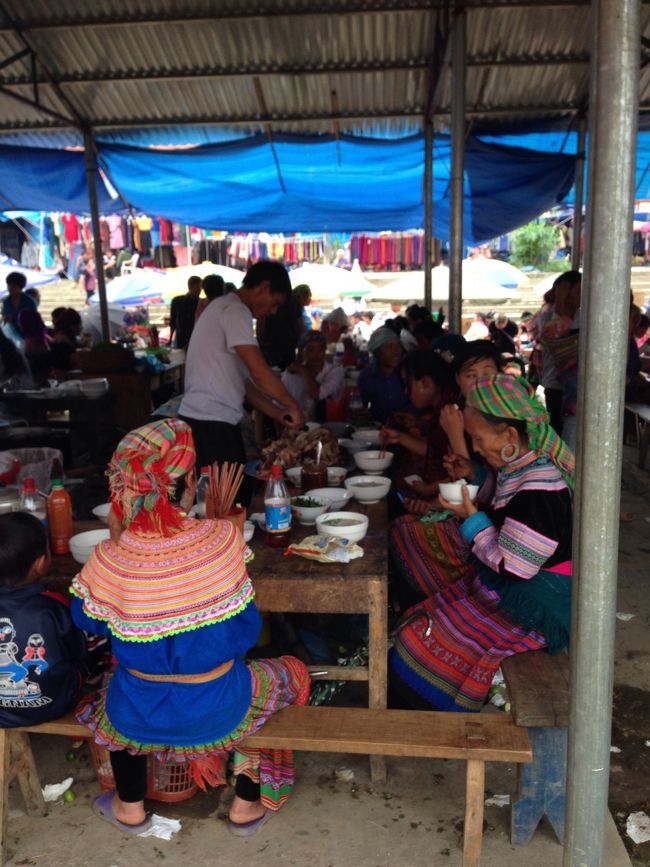 昨日のガイドさんと、<br />総勢10人以上で、車で3時間のバックハーへ。車はぎゅうぎゅう。<br />雨は既にあがりとにかく暑い‥<br />買い物時間は2時間！足りるか不安なのはもちろん私くらいで、興味がさほどなさげな外人には長かろう‥でもこのツアーのメインなんで。