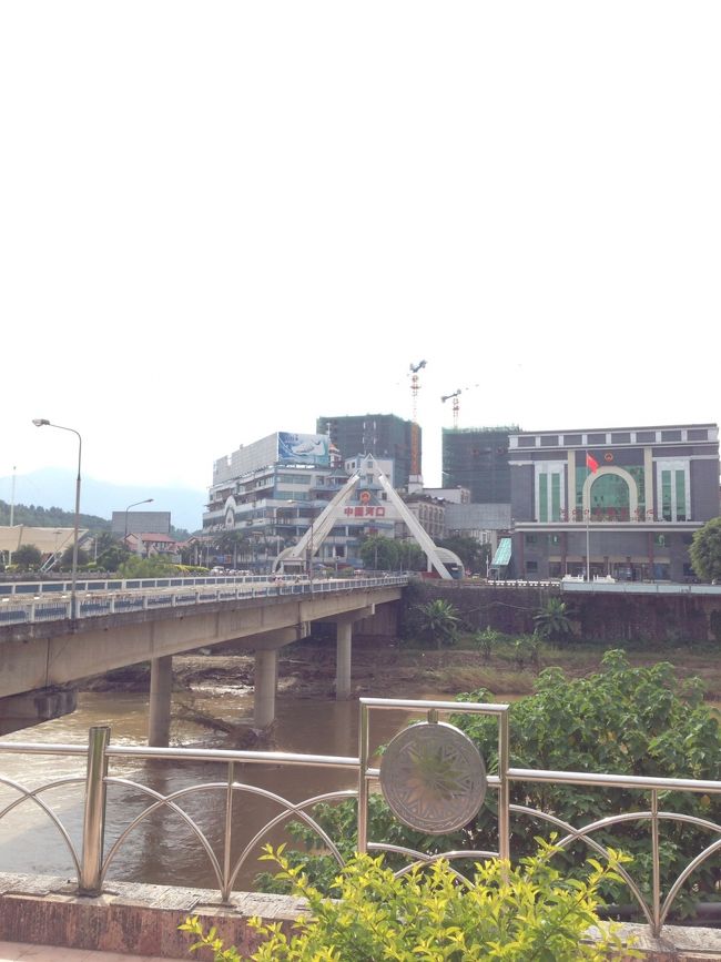 そして中国国境の川を見学<br />向こうは中国。